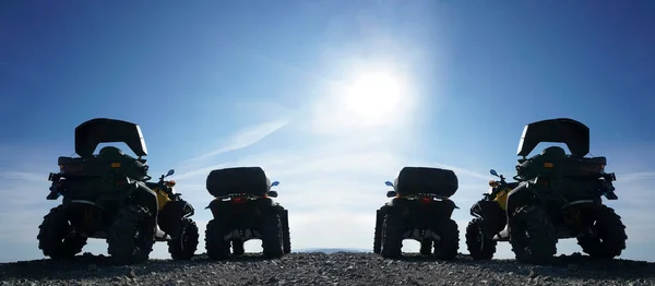 Silhouettes Quads Sommet Montagne Sur Fond Bleu Ciel Nuageux Jour — Photo