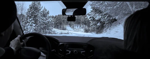 Bakifrån Från Bilen Medan Moderna Unga Par Kör Genom Snöiga — Stockfoto