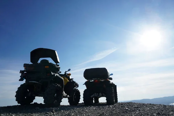 Silhouettes Quads Sommet Montagne Sur Fond Bleu Ciel Nuageux Jour — Photo