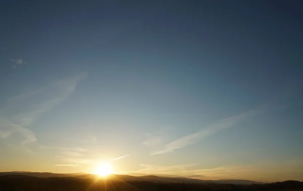 Solnedgång Himmel Och Solnedgång Ner Bakom Ural Bergen Solstrålar Natur — Stockfoto