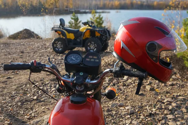 Červená Helma Řídítka Motocyklu Pozadí Atv Jezero Podzimní Les — Stock fotografie