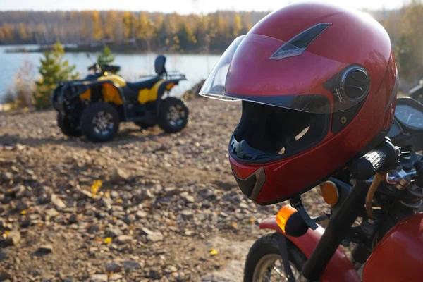 Helma Řídítka Motocyklu Pozadí Atv Jezero Podzimní Les — Stock fotografie