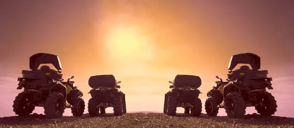 Silhouettes Quads Sommet Montagne Sur Fond Bleu Ciel Nuageux Jour — Photo