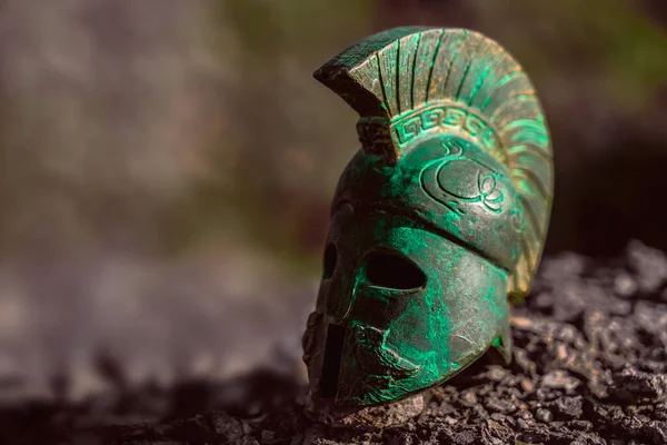 希腊斯巴达式的头盔在岩石上 罗马战士的头盔在古代石头废墟的背景下 — 图库照片
