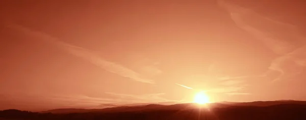 Cielo Atardecer Puesta Sol Detrás Las Montañas Los Urales Rayos — Foto de Stock