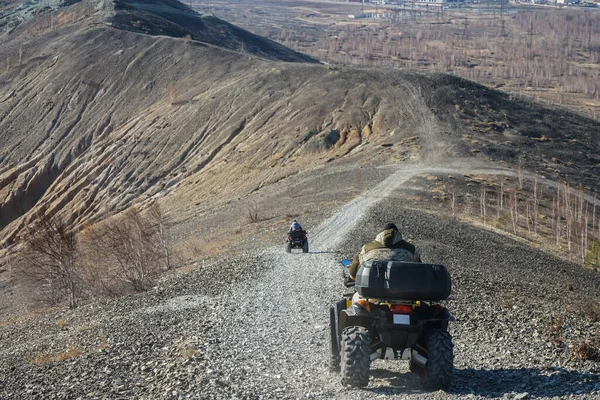 マウンテントレイルでクワッドバイクに乗るレーサーの空中トップビュー 野生の道でクワッドバイク Atv バックビュー ロシア カラバシュ チェリャビンスク地方 — ストック写真