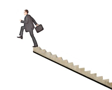 Elinde evrak çantası olan bir iş adamı merdivenlerin kenarında koşar. Beyaz arka planda izole edilmiş. Uçurumun üzerinde..