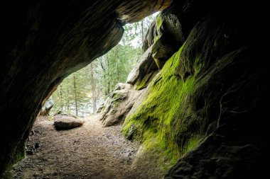 Kayadaki karanlık mağaraya çıkış. Güzel doğa manzarası. Kayalık arazideki doğal mağaraya çıkış.