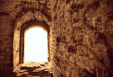 Oturma odasındaki eski, eski, kırık, eski, köhne tuğladan bir duvarda dar bir pencere. mimari arkaplan.