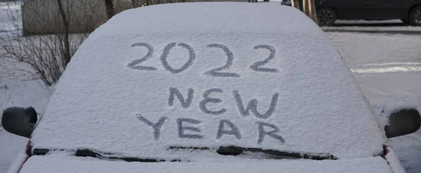 2022 Рік Щасливий Новий Рік Вітрові Склоочисники Сніговий Покритий Автомобіль — стокове фото
