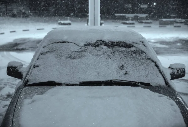Зимовий Сніговий Покрив Замерзлому Автомобільному Лобовому Склі Який Піднімає Склоочисник — стокове фото