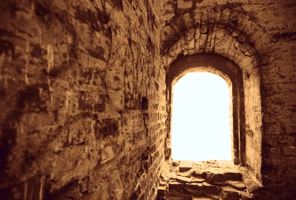 Una Pequeña Ventana Estrecha Una Antigua Antigua Piedra Agrietada Pared —  Fotos de Stock