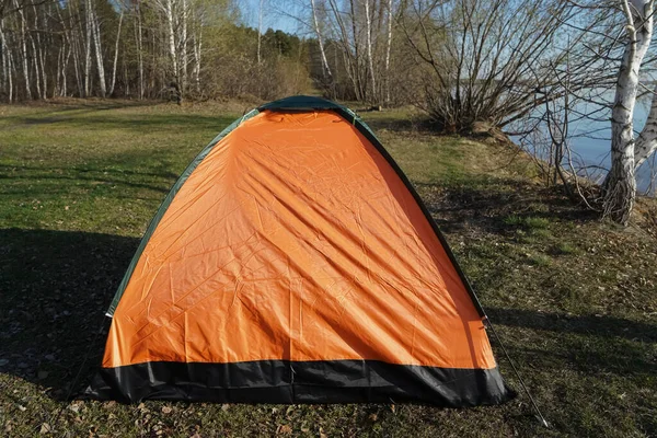 Orange Tält Nära Blå Sjö Bakgrunden Landskap Camping Hösten Eller — Stockfoto