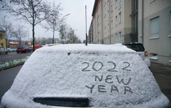 車のバックウィンドウで番号が2022年に書かれている白い車の雪 2022年あけましておめでとうございます ドイツ ミュンヘン — ストック写真