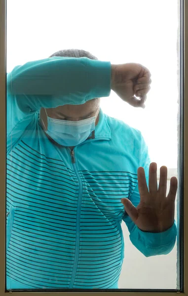 Geïnfecteerde Man Met Medisch Masker Zelf Isolatie Kijkt Naar Straat — Stockfoto