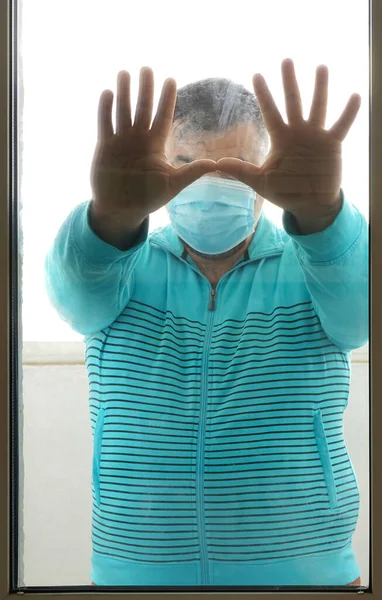 Зараженный Человек Медицинской Маске Самоизоляции Смотрит Улицу Через Окно Дома — стоковое фото