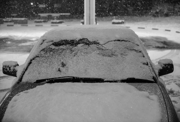 冬の夜窓からワイパーを上げる冷凍車のフロントガラスの冬の雪のカバー 氷と雪で覆われた車のフロントガラス — ストック写真