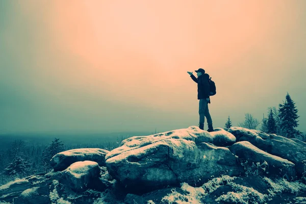 Homem Olhando Para Pico Montanha Coberto Neve Dia Desagradável — Fotografia de Stock