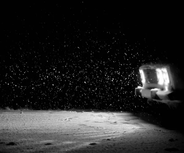 자동차 있습니다 붙였다 차량은 겨울에 어두운 눈덮인 도로를 달리고 헤드라이트는 — 스톡 사진