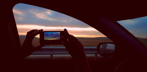 Силуэт Человека Путешественника Сидящего Внутри Автомобиля Смотрящего Фотографирующего Смартфон Красивый — стоковое фото