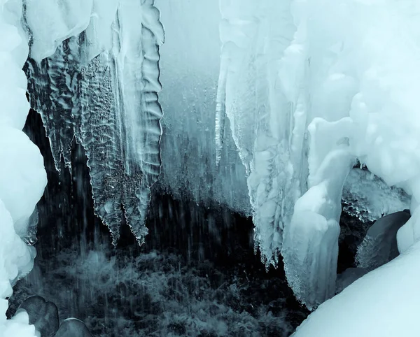 冬天结冰的瀑布 冬季背景 — 图库照片