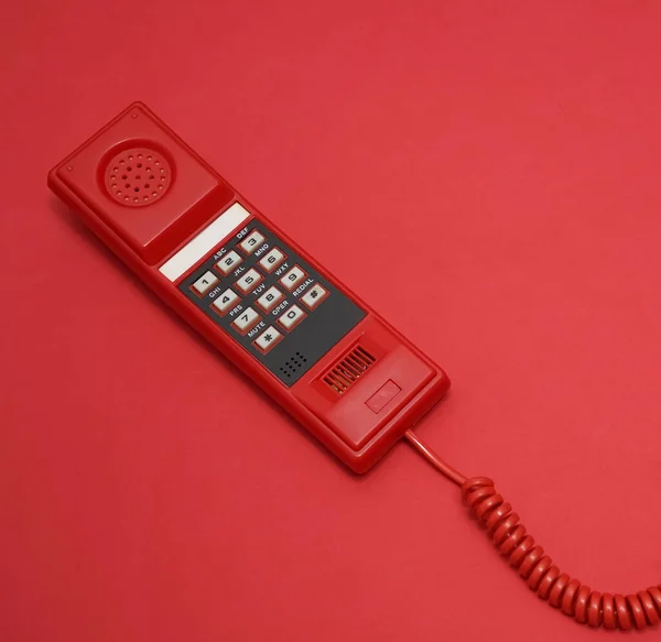 Altes Rotes Hörertelefon Mit Spiralkabel Und Stecker Für Den Hausgebrauch — Stockfoto