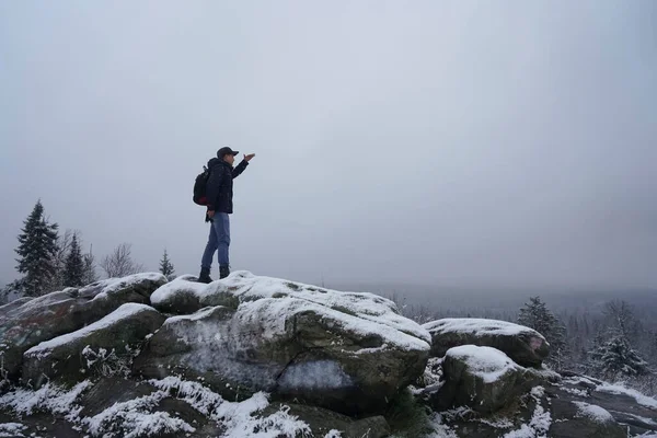 Homem Olhando Para Pico Montanha Coberto Neve Dia Desagradável — Fotografia de Stock