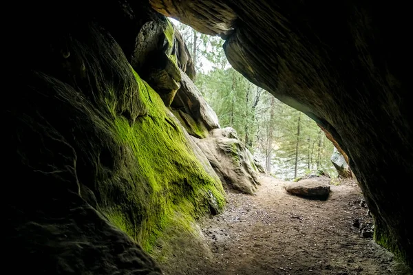 岩の中の暗い洞窟に出て 美しい自然景観の景色 岩肌の自然洞窟への出力 — ストック写真