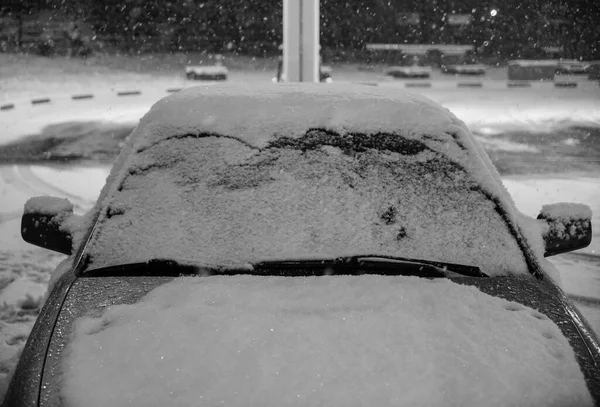 Zimowa Pokrywa Śnieżna Zamarzniętej Szybie Samochodu Która Podnosi Wycieraczkę Okna — Zdjęcie stockowe