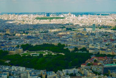 Kuzey üzerinde montparnasse Tower Hava panoramik paris, SEINE nehir, louvre, notre dame, Lüksemburg Bahçeleri. bulutlar gölgeler şehri projelendirme.