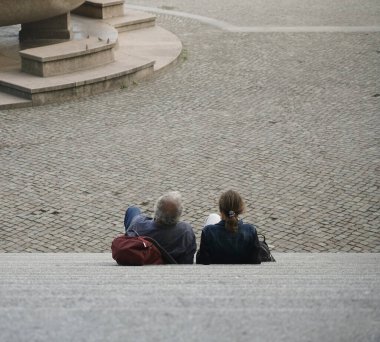 Sırt çantasıyla Avrupa 'yı gezen yaşlı erkek ve kadın yolcuların arka planı. 