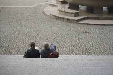Sırt çantasıyla Avrupa 'yı gezen yaşlı erkek ve kadın yolcuların arka planı. 