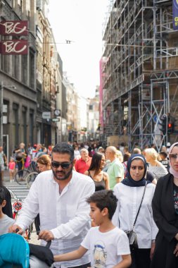 Amsterdam, Hollanda - 22 Temmuz 2018: büyük Arap ya da Asyalı aile çocuklarını bebek arabalarıyla dolaştırıyor. Arap gençleri tesettür giyer.