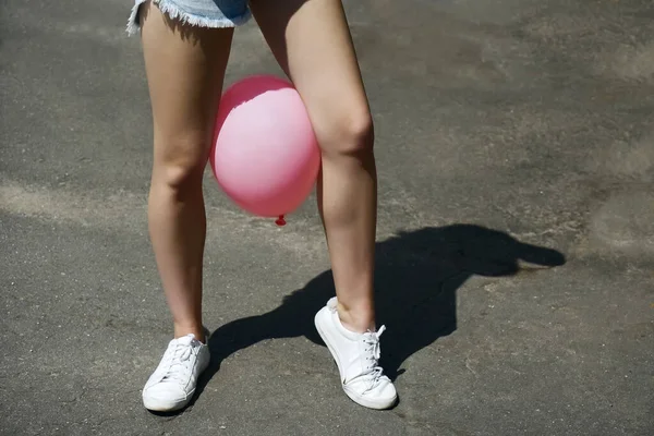 Γυναικεία Πόδια Ροζ Οβάλ Μπαλόνι Μεταξύ Παιδική Χαρά Φόντο Αερόστατο — Φωτογραφία Αρχείου