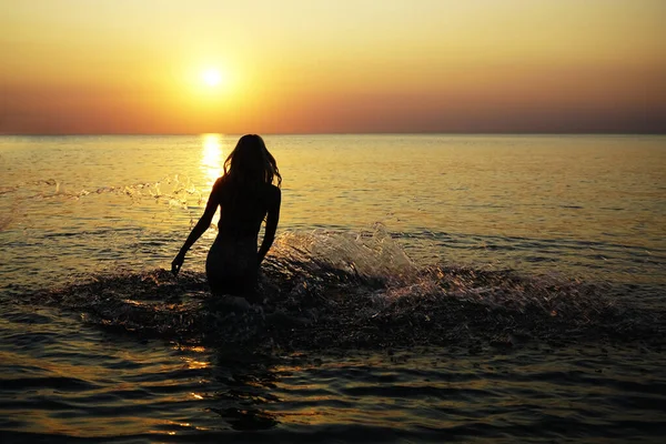 Вид Ззаду Безтурботну Молоду Жінку Яка Біжить Море Розбризкуючи Воду — стокове фото