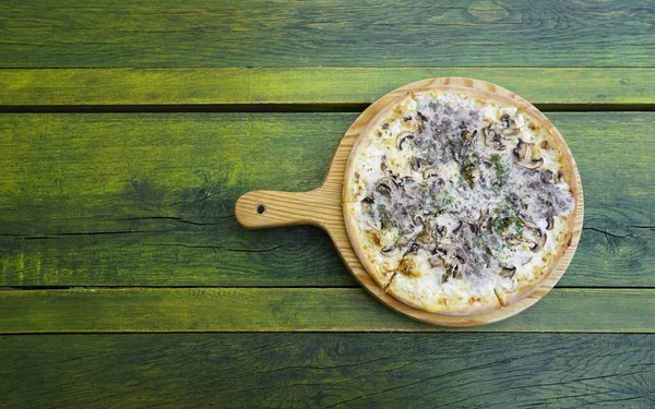 Deliciosa Pizza Com Cogumelos Servidos Superfície Mesa Madeira Verde Vista — Fotografia de Stock