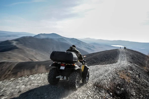 Högst Upp Racer Rida Fyrhjuling Motorcykel Mountain Trail Fyrhjuling Vild — Stockfoto