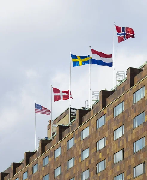 斯堪的纳维亚主要国家在现代化酒店大楼的立面悬挂国旗 美利坚合众国 — 图库照片
