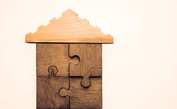 주택은 배경에 퍼즐로 만들어 졌습니다 나무로 만들어 집입니다 형태의 퍼즐입니다 — 스톡 사진