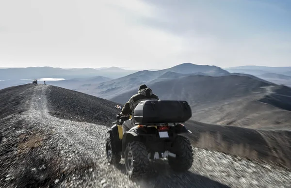 マウンテントレイルでクワッドバイクに乗るレーサーのトップビュー 野生の道でクワッドバイク Atv バックビュー ロシア カラバシュ チェリャビンスク地方 — ストック写真