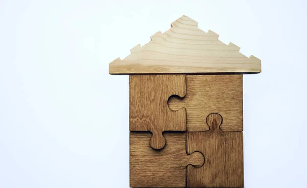 주택은 배경에 퍼즐로 만들어 졌습니다 나무로 만들어 집입니다 형태의 퍼즐입니다 — 스톡 사진