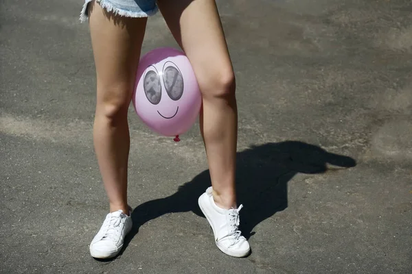 Jambes Femme Avec Ballon Ovale Rose Entre Sur Fond Terrain — Photo