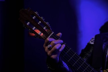 Adam Akustik Gitar Çalıyor. Gitarist el ve gitar yakın çekim. 