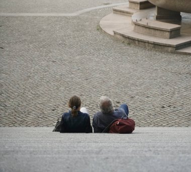 Sırt çantasıyla Avrupa 'yı gezen yaşlı erkek ve kadın yolcuların arka planı. 