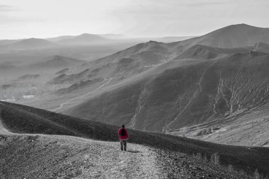 Gökyüzünün altında bulutlarla güzel tepeler var. Karabaş, Chelyabinsk bölgesi. 