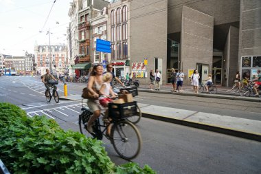 Amsterdam, Hollanda - 22 Temmuz 2018: Amsterdam yerlileri. Anne, baba ve sarışın kız Amsterdam sokaklarında geziyorlar. Hollanda, Hollanda..