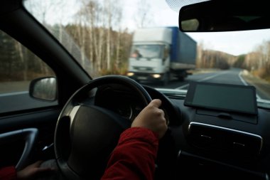 Ön panelde bir tablet bilgisayarı olan araba sürücüsü araç seyrüsefercisi