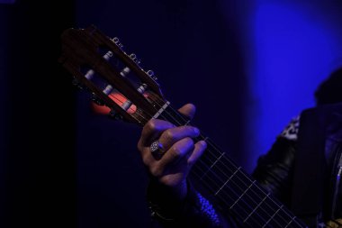 Adam Akustik Gitar Çalıyor. Gitarist el ve gitar yakın çekim. 