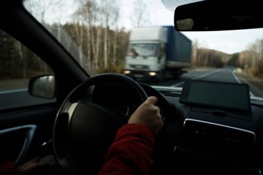 Ön panelde bir tablet bilgisayarı olan araba sürücüsü araç seyrüsefercisi