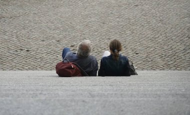 Sırt çantasıyla Avrupa 'yı gezen yaşlı erkek ve kadın yolcuların arka planı. 